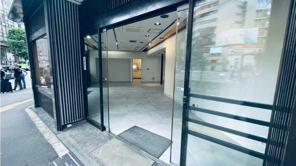 신바시역 도보 1분｜긴자의 관문을 선점하는 압도적 가시성, 화이트 로드샵 스페이스 이미지 5