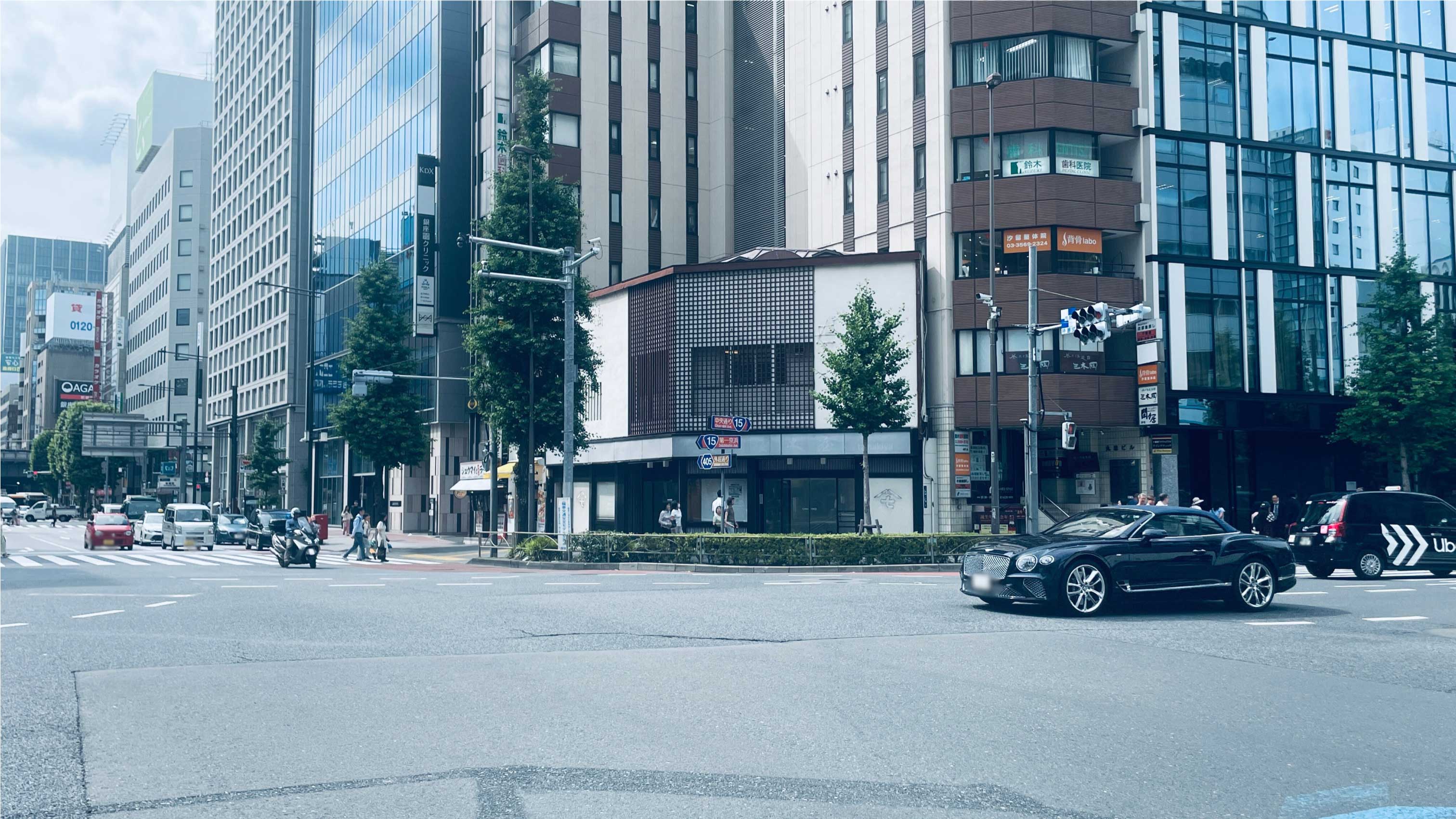 신바시역 도보 1분｜긴자의 관문을 선점하는 압도적 가시성, 화이트 로드샵 스페이스